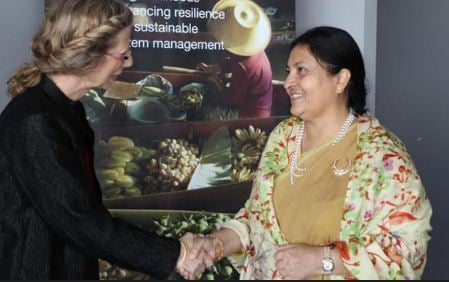 Bidya Devi with director general Inger Andersen