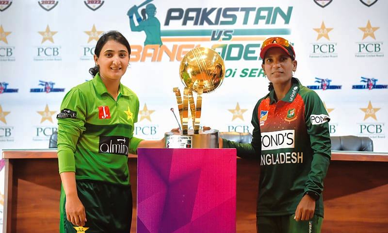 Bismah Maroof with the captain of the Bangladesh Women