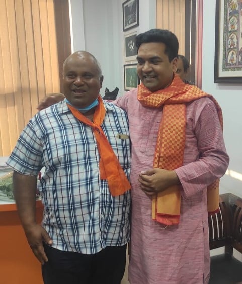 Bittu Bajrangi with Kapil Mishra (right) during a Hindu program