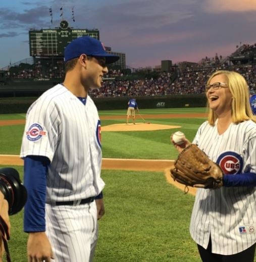 Bonnie Hunt throwing first pitch at the Wrigley Field in 2016