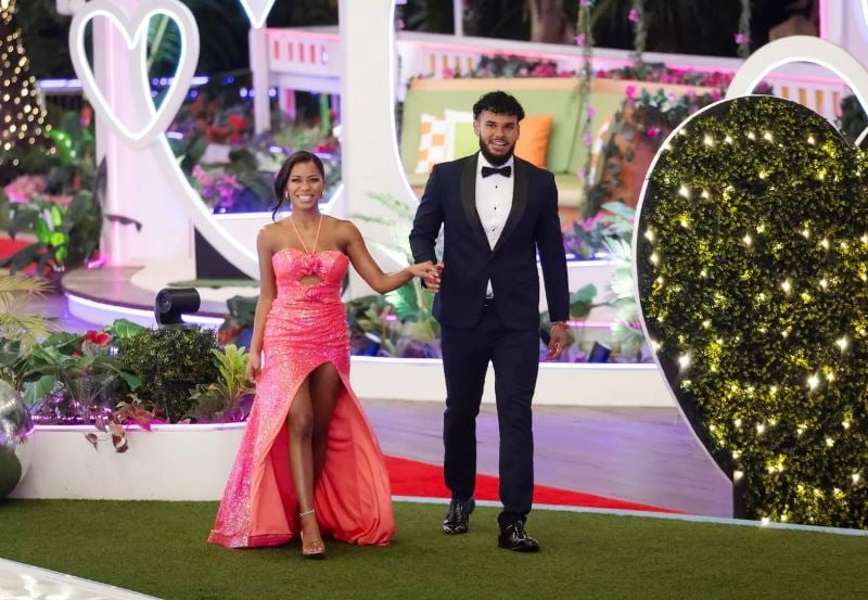 Bryan Arenales and Amaya Espinal, as the winners of 