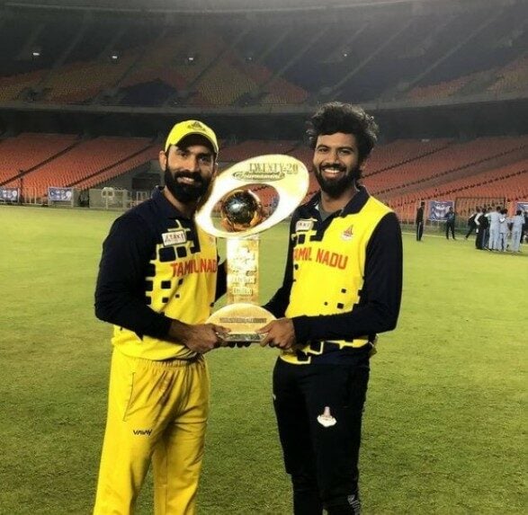 C Hari Nishannth and Dinesh Karthik with SMA Trophy
