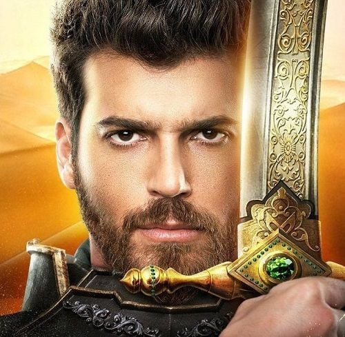 Can Yaman in Pasha Fencer