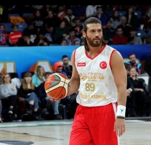 Can Yaman playing basketball