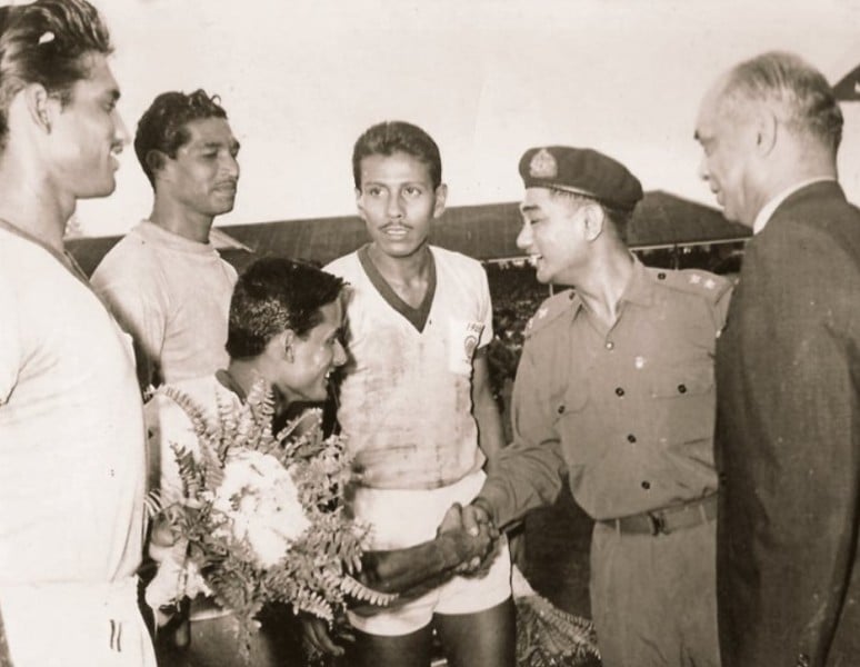 Captain Arun Ghosh, Peter Thangaraj (second from left) & Ashok Chatterjee meet officials from Myanmar during 1967 AFC Asian Championship (West Zone)