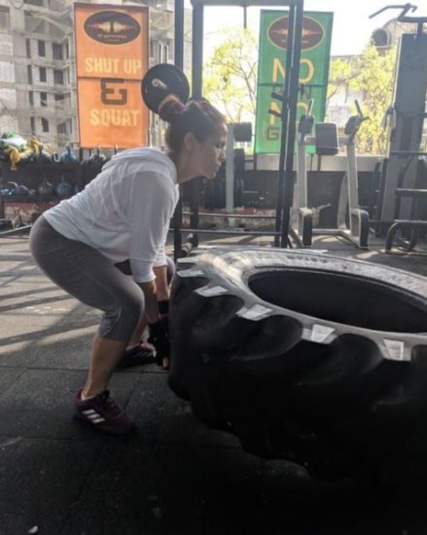 Caralisa Monteiro working out in a gym