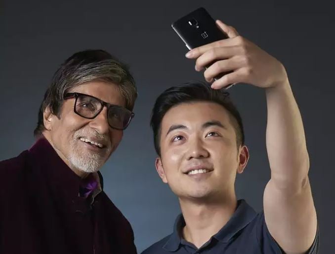 Carl Pei taking a selfie with OnePlus first star Amitabh Bachchan
