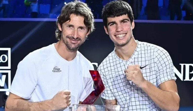 Carlos Alcaraz with his coach, Juan Carlos Ferrero (left)