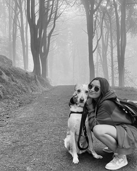 Carolina Braga holding her dog