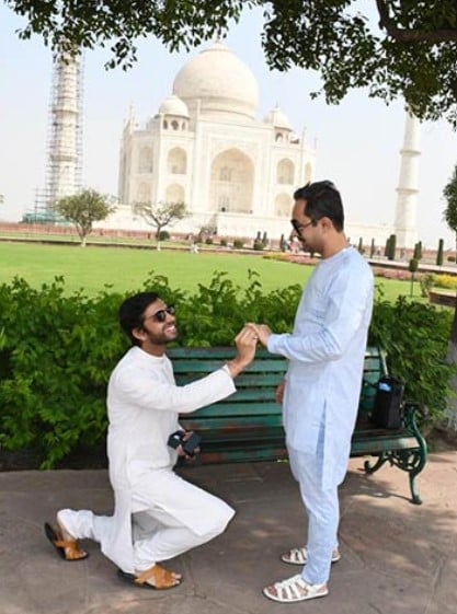 Chaitanya proposes to Abhishek in front of the Taj Mahal