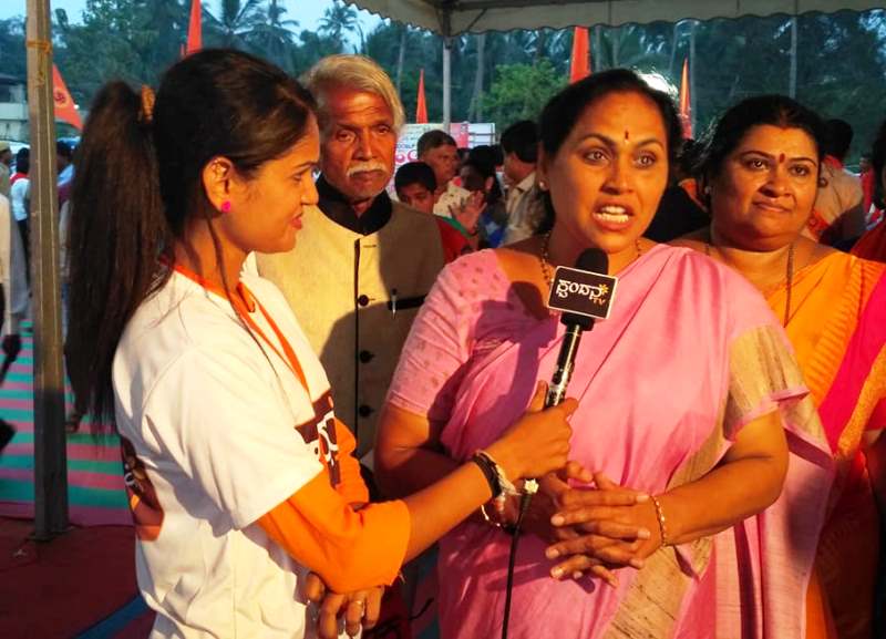 Chaithra Kundapura working as a news anchor for Spandana TV