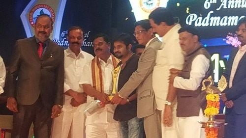 Chalaki Chanti with his award