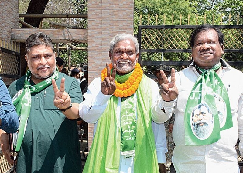 Champai Soren (centre) campaigning for Jharkhand Mukti Morcha party