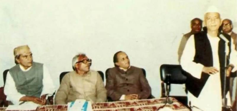Chaudhary Charan Singh (standing) and Karpoori Thakur (centre, sitting)