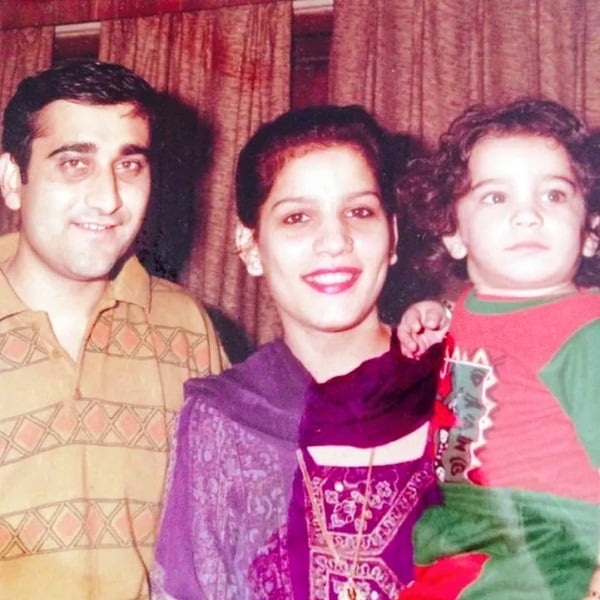 Childhood picture of Rishabh Sawhney with his parents