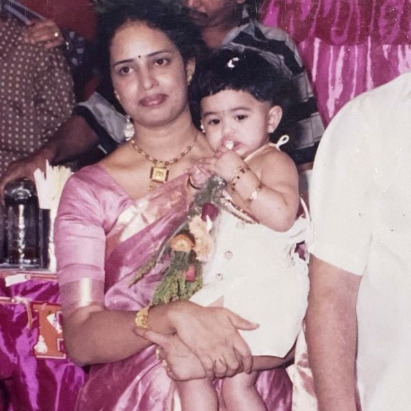 Childhood picture of Sini Shetty with her mother