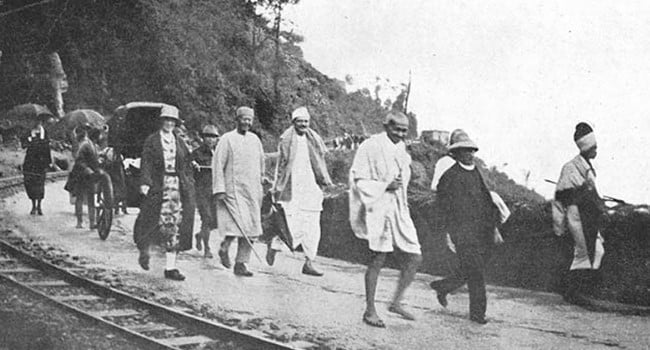 Chittaranjan Das with cane in hand, and Mahatma Gandhi on the Hill Cart Road near Kakjhora, Darjeeling in 1925