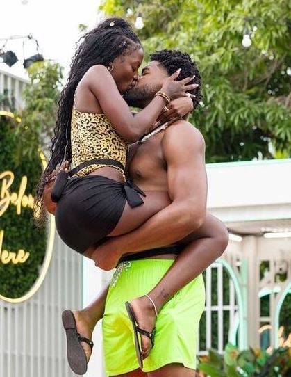 Chris Seeley kissing Chelley Bissainthe