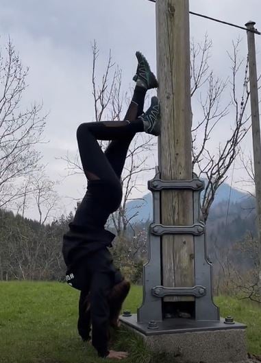 Corinna Frank doing a handstand