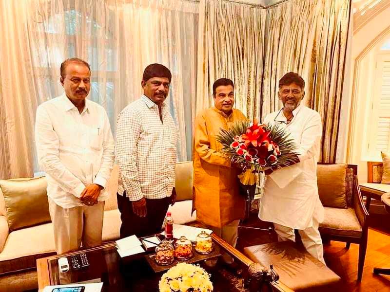 D. K. Suresh (second from left) with Nitin Gadkari (second from right) and his elder brother, D. K. Shivakumar (extreme right)