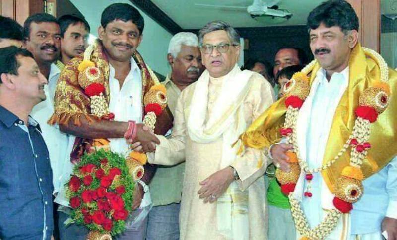 D. K. Suresh with former Chief Minister of Karnataka, SM Krishna (centre), and his brother, D. K. Shivakumar (right)