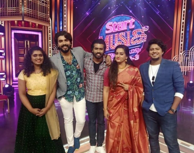 DJ Sibin Benjamin (extreme right) on the sets of season 3 of the Malayalamsinging game TV show Start Music - Aaradhyam Paadum (2021)