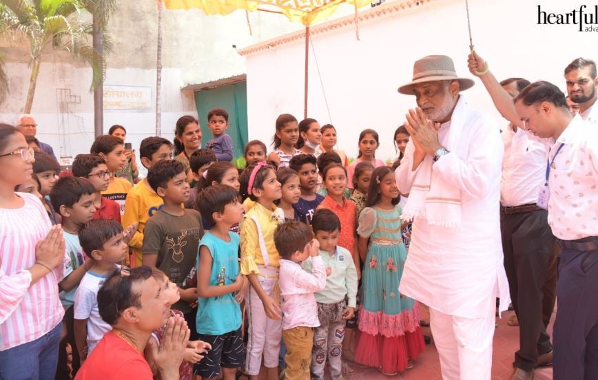 Daaji greeting his followers and children in Hoshangabad in 2022