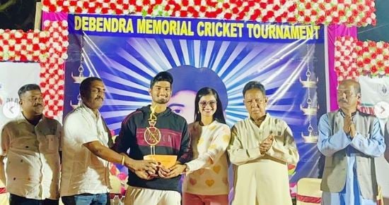 Debansu Rayaguru receiving a trophy