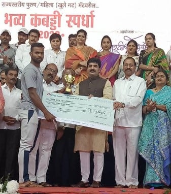 Deepak Arjun Shinde while receiving the Best Defender of the Tournament award during the Pune Mahapaur Chashak Kabaddi championships in Maharashtra (2020)
