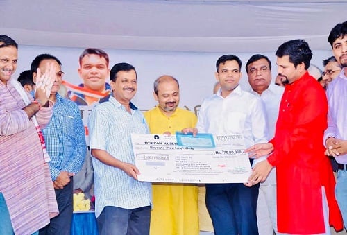 Deepak Kumar receiving a reward of Rs. 75 lakhs from Arvind Kejriwal