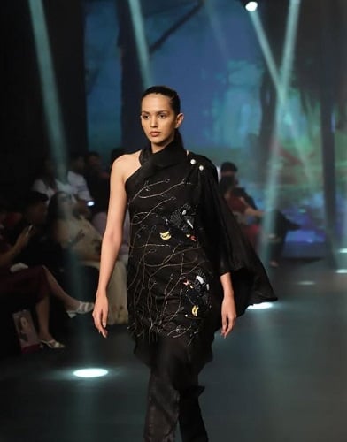 Devanshi Sharma in a fashion show