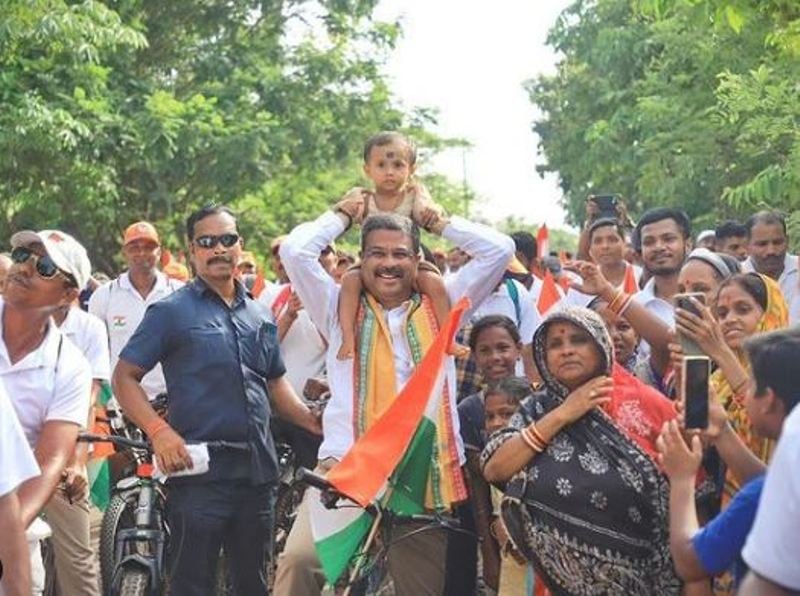 Dharmendra Pradhan (centre) leading a cycle rally