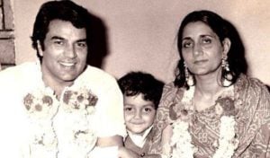 Dharmendra with wife Parkash Kaur and Bobby Deol