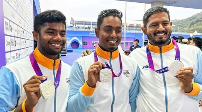 Dhiraj Bommadevara with archers Atanu Das and Tushar Shelke after winning a silver medal at the 2022 Asian Games in Hangzhou, China