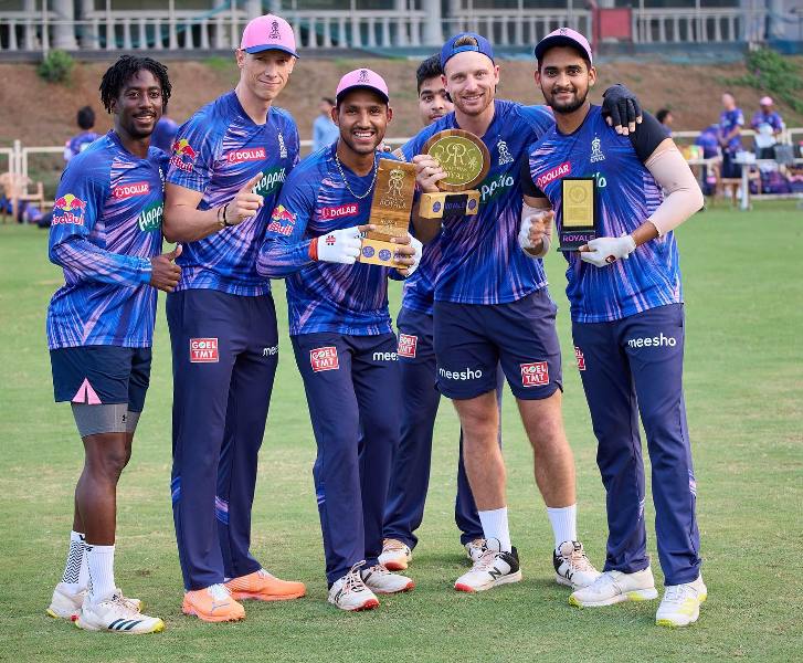 Dhruv Jurel (third from left) with other teammates of Rajasthan Royals (RR)