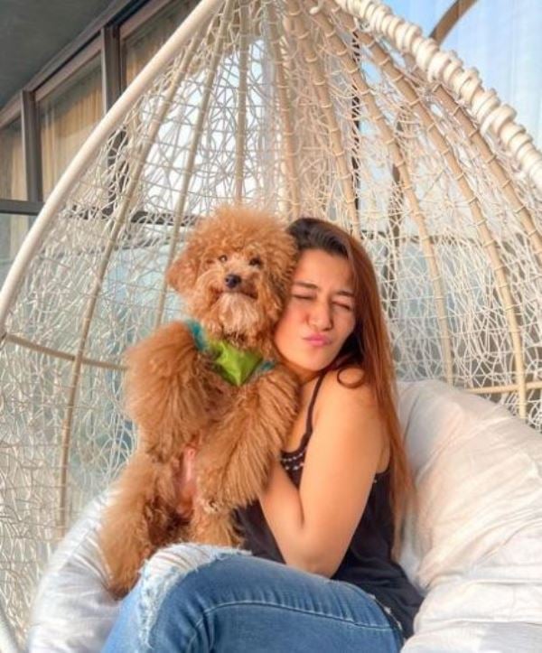 Dhruvi Nanda with her dog