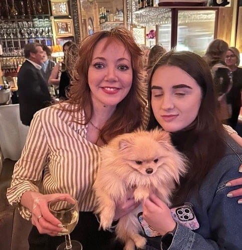 Diane Morgan holding a glass of wine
