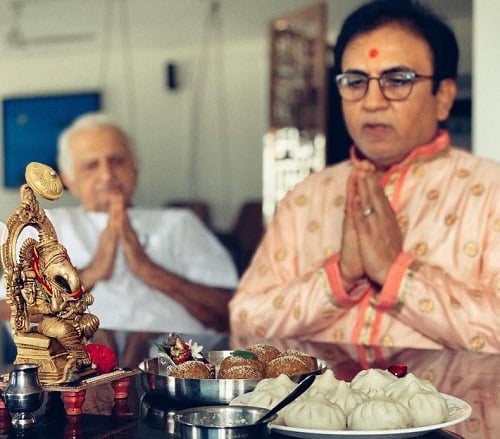 Dilip Joshi with an idol of lord Ganesha