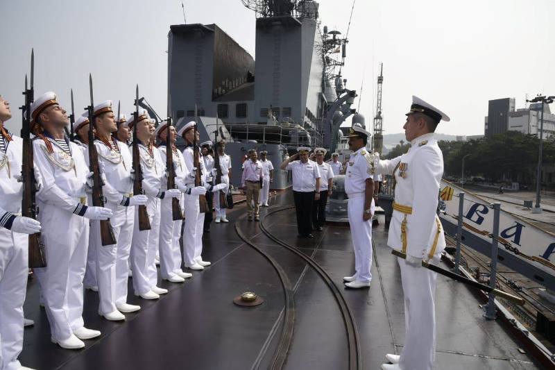 Dinesh Tripathi receiving a Guard of Honour from the Russian Navy during Exercise INDRANavy18