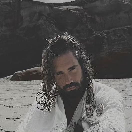 Dinis Almeida holding his cat