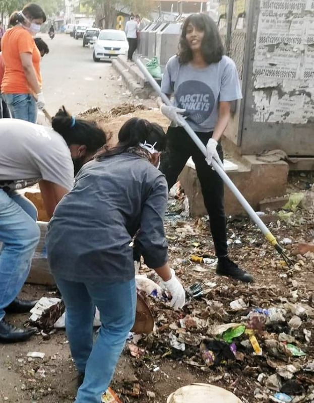 Disha Ravi cleaning garbage dump from a locality in Bengaluru