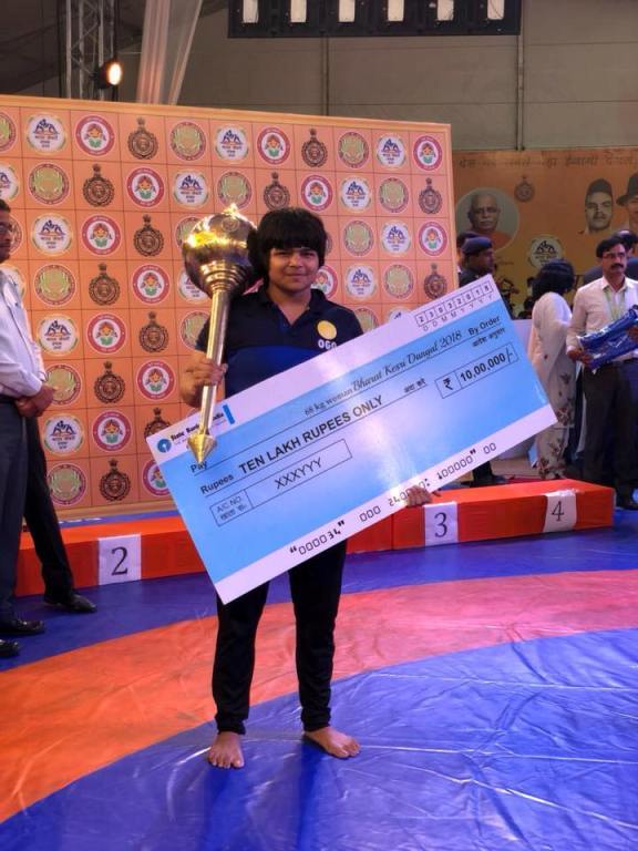 Divya Kakran with her Bharat Kesri Dangal Award 