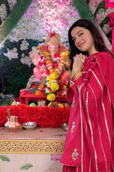 Divya Khosla Kumar with the idol of Lord Ganesha