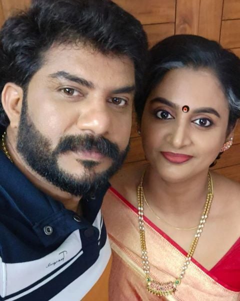 Divya Sreedhar with her co-actor from the television series Manathe Kottaram