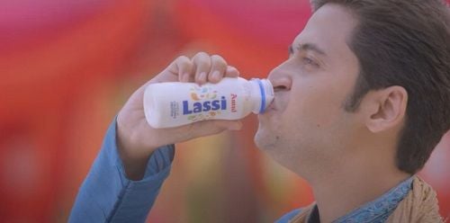 Divyang Thakkar in a TV commercial of Amul Lassi