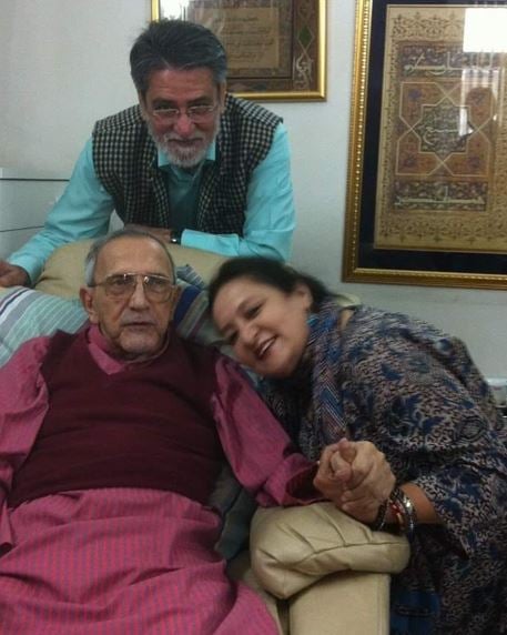 Dolly Ahluwalia and her husband, Kamal Tewari with her mentor, Ebrahim Alkazi