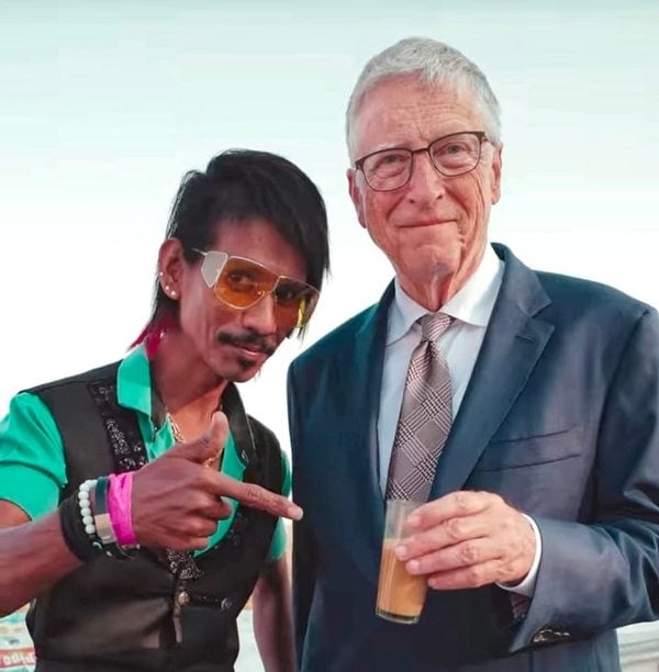 Dolly Chaiwala with Bill Gates (right)