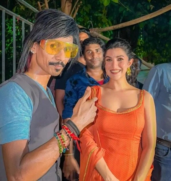 Dolly Chaiwala with Nimrat Kaur (right) when she visited his tea stall