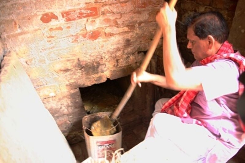 Dr Bindeshwar Pathak Doing Manual Scavenging