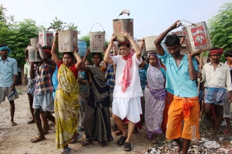 Dr Bindeshwar Pathak Working With Manual Scavengers